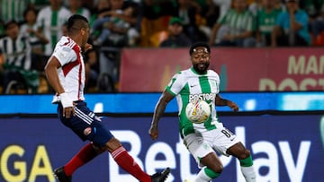 Dorlan Pabón en un partido entre Nacional y Junior