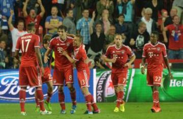 Bayern de Munich - Chelsea. 2-2. Javi Martínez celebra con sus compañeros el gol del empate conseguido en el último minuto de la segunda parte de la prorroga.