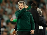 SEVILLA, 30/03/2025.- El entrenador del Betis Manuel Pellegrini celebra la victoria tras el partido de la jornada 29 de LaLiga entre el Real Betis y el Sevilla FC, este domingo en el estadio Benito Villamarín.- EFE/ Julio Muñoz