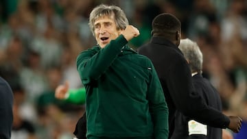 SEVILLA, 30/03/2025.- El entrenador del Betis Manuel Pellegrini celebra la victoria tras el partido de la jornada 29 de LaLiga entre el Real Betis y el Sevilla FC, este domingo en el estadio Benito Villamarín.- EFE/ Julio Muñoz