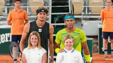 Alexander Zverev y Rafa Nadal posan antes de su partido de semifinales de Roland Garros 2022.