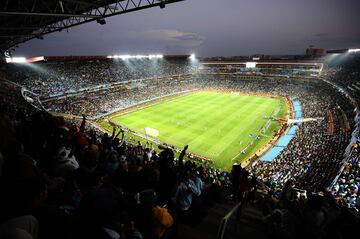 El estadio Ellis Park fue el escenario del encuentro de cuartos entre España y Paraguay. El mítico escenario de la final del Mundial de Rugby en el que Sudáfrica se proclamó campeona del mundo y que trajo la foto de la unidad entre Nelson Mandela y François Pienaar. Las bajas temperaturas serían clave en el encuentro: se estimaba que haría unos 10 grados a la hora del comienzo del encuentro.