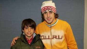 Fernando Alonso con Carlos Sainz Jr., en 2006, cuando el campe&oacute;n de la World Series 3.5 by Renault ten&iacute;a apenas 12 a&ntilde;os.