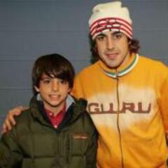 Alonso felicita a Carlos Sainz Jr. por el título de las World Series