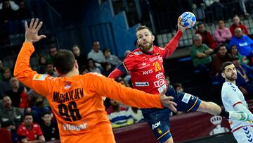 Las selecciones nacionales de balonmano de España midiéndose ante la de Serbia el Torneo Internacional.