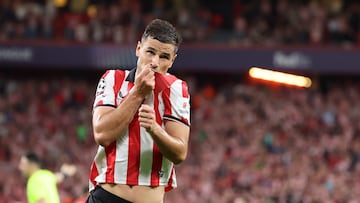 BILBAO, 22/10/2025.- El delantero del Athletic Club, Guruzeta, celebra el tercer gol del equipo bilbaino durante el partido de Liga de Campeones que Athletic Club y FK Qarabag disputan este miércoles en el estadio de San Mamés. EFE/Luis Tejido.
