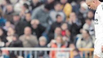 <b>¿QUÉ TE PASA, RONIE?</b> El brasileño ha repetido esta estampa de desolación en las últimas semanas. El gol no llega y el crack se desespera.