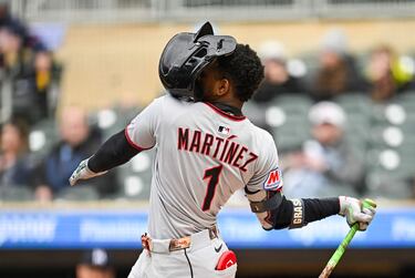No es que Angel Martínez, de los Cleveland Guardians, desconozca la forma correcta de ponerse un caco protector, simplemente es que se le descolocó en un lance de su partido contra los Minnesota Twins de la liga estadounidense de béisbol (MLB) disputado en  Minneapolis (Minnesota), lo que le hizo perder momentáneamente toda la visibilidad.