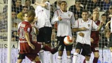 <b>GOLAZO DE FALTA. Luis Fabiano ha conseguido dos goles más y se ha quedado cerca de conseguir un 'hattrick'. Cos sus tantos ha doblegado a un Valencia que semana a semana va a peor.</b>