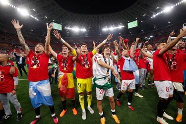 Los jugaores del Sevilla festejan con los aficionados que acudieron al Puskás Aréna la victoria y el séptimo trofeo de la Europa Leauge.