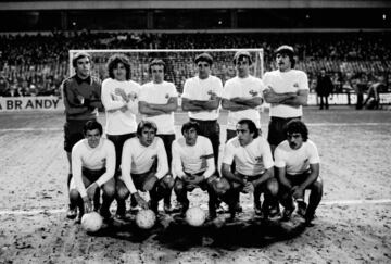 El equipo de la Ciudad Condal usó el blanco como segunda equipación en varias temporadas a lo largo de su historia hasta finales de los años 70.
