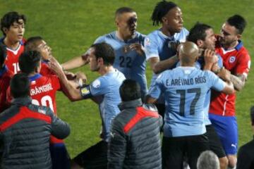 Copa América de Chile 2015. La Roja elimina a Uruguay en cuartos de final con el solitario gol de Mauricio Isla, en un partido marcado por la polémica provocación de Gonzalo Jara a Edinson Cavani. El defensor chileno tocó al delantero en el trasero, lo que provocó la reacción de Cavani y su posterior expulsión. Más tarde también fue expulsado Fuscile, por una fuerte falta sobre Alexis Sánchez, y hasta Tabárez cio la roja por entrar a reclamar a la cancha.