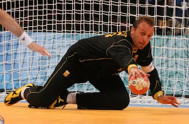 El barcelonés de 1,99 metros cumplirá en junio 50 años, y actualmente ocupa el puesto de director de la sección de balonmano del Barcelona donde jugó toda su carrera profesional, retirado en 2010. Con el Barcelona ganó siete Champions, 12 Ligas y 11 Copas de Rey, y con la Selección fue campeón del Mundo en 2005, además de colgarse dos medallas de bronce olímpicas. Tiene el récord de partidos internacionales con la Selección masculina con 280, y en dos temporadas fue elegido por la IHF el mejor portero mundial.