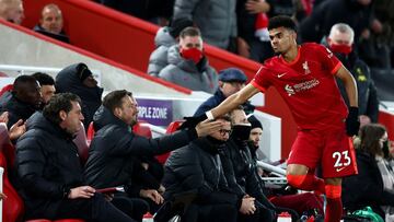 Andrew Robertson, lateral izquierdo del Liverpool, elogi&oacute; el debut como titular de Luis D&iacute;az.. Se&ntilde;al&oacute; que desde los entrenamientos estaba volando