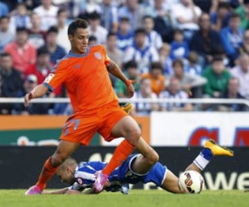 El centrocampista argentino del Deportivo Luis Fariña (detrás) cae ante al delantero del Valencia Rodrigo Moreno. 