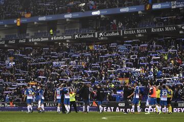 Final del partido. Los jugadores celebraron la victoria con la afición.