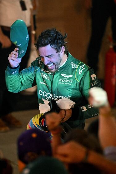 El piloto asturiano visiblemente feliz tras el podio 99 de su carrera.  


