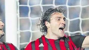 <b>GOLEADOR... </b>Gilardino le ha cerrado las puertas del Milán a Vieri, al que felicita tras un gol en San Siro.