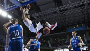 Jeffery Taylor hace un mate en un partido contra el Gipuzkoa.