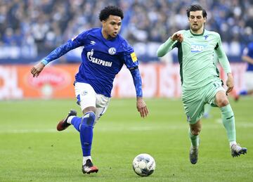 Weston McKennie en partido de Bundesliga.