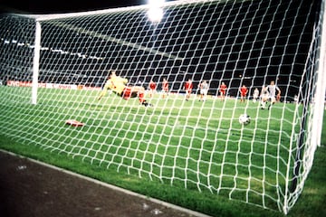El encuentro se disput¨® a¨²n habiendo fallecidos en los alrededores del estadio. Gan¨® la Juventus 1-0, con un gol de Michel Platini de penalti. La UEFA sancion¨® al Liverpool inicialmente sin poder participar en competiciones europeas o mundiales hasta el 1 de julio de 1995, despu¨¦s se le rebaj¨® hasta el 1 de julio de 1991. Tambi¨¦n se sancion¨® al resto de equipos ingleses (lo ocurrido en Heysel fue la gota que colm¨® el vaso) sin poder competir en Europa o en el resto del mundo hasta el 1 de julio de 1990, lo que supuso una crisis profunda para el f¨²tbol ingl¨¦s.