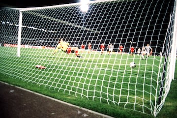 El encuentro se disputó aún habiendo fallecidos en los alrededores del estadio. Ganó la Juventus 1-0, con un gol de Michel Platini de penalti. La UEFA sancionó al Liverpool inicialmente sin poder participar en competiciones europeas o mundiales hasta el 1 de julio de 1995, después se le rebajó hasta el 1 de julio de 1991. También se sancionó al resto de equipos ingleses (lo ocurrido en Heysel fue la gota que colmó el vaso) sin poder competir en Europa o en el resto del mundo hasta el 1 de julio de 1990, lo que supuso una crisis profunda para el fútbol inglés. 