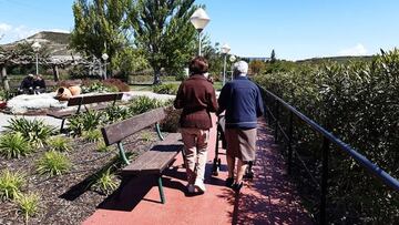 El curioso caso de una mujer de 38 años que vive en una residencia de ancianos: mejor que arrendar un departamento