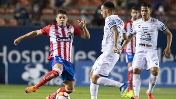 (L-R), Javier Guemez of San Luis and Luis Chavez of Pachuca during the game Atletico San Luis vs Pachuca, corresponding to the 17th round match of the Torneo Guard1anes Clausura 2021 of the Liga BBVA MX, at Alfonso Lastras Stadium, on April 29, 2021.
 
 &