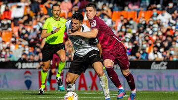 Maxi Gomez ante Igor Zubeldia en Valencia.