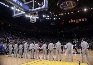 Jugadores guardan un minuto de silencio por las víctimas de la explosión en el Maratón de Boston antes del comienzo del partido de la NBA que enfrentó a San Antonio Spurs y a Golden State Warriors.