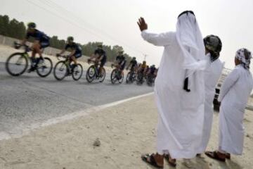 El pelotón a través de una tormenta de arena durante la segunda etapa del Tour de Qatar 2015, una etapa de 187 kilometros de Al Wakra a Al Khor Corniche.