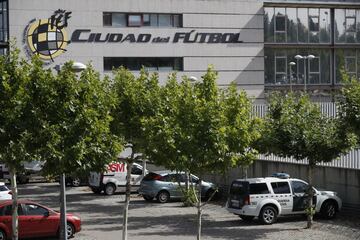 Un vehículo de la Guardia Civil aparcado desde primera hora de la mañana en la sede de la Federación Española de Fútbol.