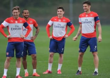 Nacho Monreal, Theo Walcott, H&eacute;ctor Beller&iacute;n y Olivier Giroud.