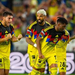 El lío que tiene América en su zona ofensiva, 9 jugadores se pelean el puesto