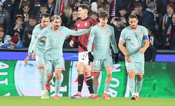 El argentino agradece a sus compañeros la celebración de su primer gol.