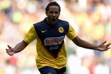 El doble mundialista chileno jugó 54 partidos y anotó cuatro goles entre 2009 y 2010.