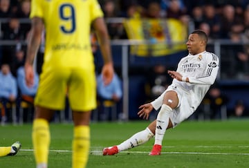 El jugador del Real Madrid, Kylian Mbapp¨¦, marca el 1-2 al Villarreal.