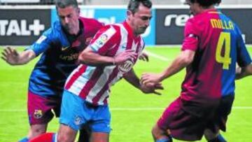<b>LUCHA. </b>Los blaugranas Carreras y Milla intentan frenar al mejor jugador del Atleti ayer, Gabi Moya.