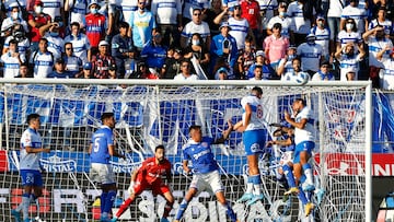 Futbol, Universidad Católica vs Universidad de Chile.
Fecha 8, campeonato Nacional 2022.
El jugador de Universidad Católica Fernando Zampedri, marca su gol contra Universidad de Chile durante el partido de primera division realizado en el estadio San Carlos de Apoquindo.
Santiago, Chile.
02/04/2022
Marcelo Hernandez/Photosport
Football, Universidad Católica vs Universidad de Chile.
8 th date, 2022 National Championship.
Universidad Catolica’s player Fernando Zampedri , right , scores his goal against Universidad de Chile during the first division match at San Carlos de Apoquindo stadium.
Santiago, Chile.
02/04/2022
Marcelo Hernandez/Photosport