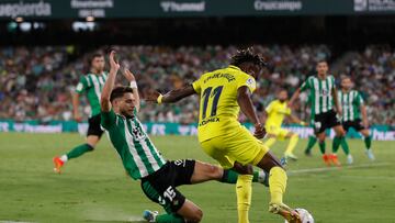 Álex Moreno, ante Chukwueze.