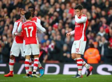 La celebración de Olivier Giroud junto con Alexis que inició la jugada.