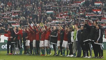 Football Soccer - Hungary vs  Norway- UEFA EURO 2016 play-off - Grupama Arena  15/11/15. Hungary&#039;s players celebrate after winning the match.  REUTERS/Bernadett Szabo 