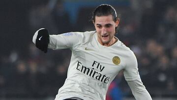 El centrocampista franc&eacute;s del PSG, Adrien Rabiot, durante un partido.