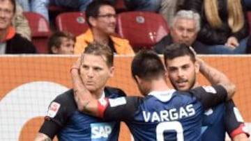 Vargas festeja con Volland y Polanski en el triunfo de Hoffenheim.