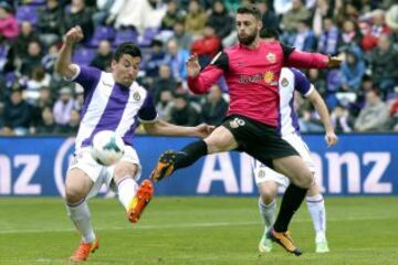El jugador del UD Almería Rodri pugna por el balón con el jugador del Real Valladolid Jesús Rueda, durante el partido correspondiente a la 31 jornada de la Liga BBVA de fútbol disputado esta mañana en el Estadio José Zorrilla. 