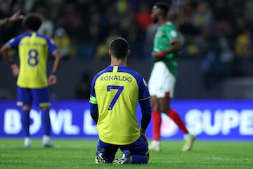 Cristiano Ronaldo de rodillas en el césped del Mrsool Park Stadium.