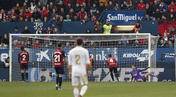 El jugador del Real Madrid, Lucas Váquez, marca el 1-3 al Osasuna. 