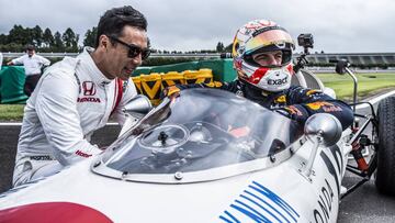 Verstappen con Sato en Japón.