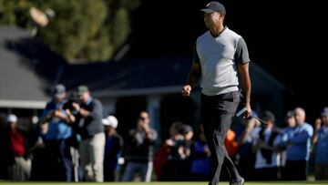 Tiger Woods camina durante la primera jornada del Genesis Open en el Riviera Country Club.