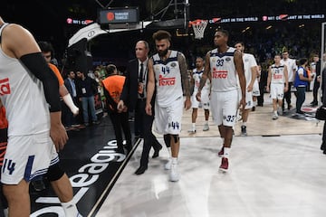 Decepción en los jugadores del Real Madrid tras perder en la semifinal ante el Fenerbahçe.